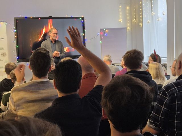 Prof. Dr. Dr. e.h. Lutz Heuser&nbsp;er&ouml;ffnet den End of the Year Workshop 2025 vor dem gesamten [ui!] Kollegium