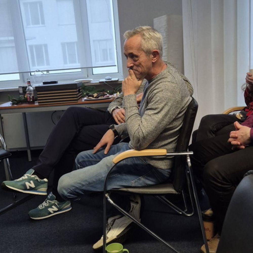 Nachdenkende Mitarbeiter von [ui!] Urban Lighting Innovations