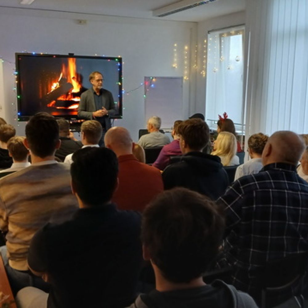 Prof. Dr. Dr. e.h. Lutz Heuser&nbsp;er&ouml;ffnet den End of the Year Workshop 2025