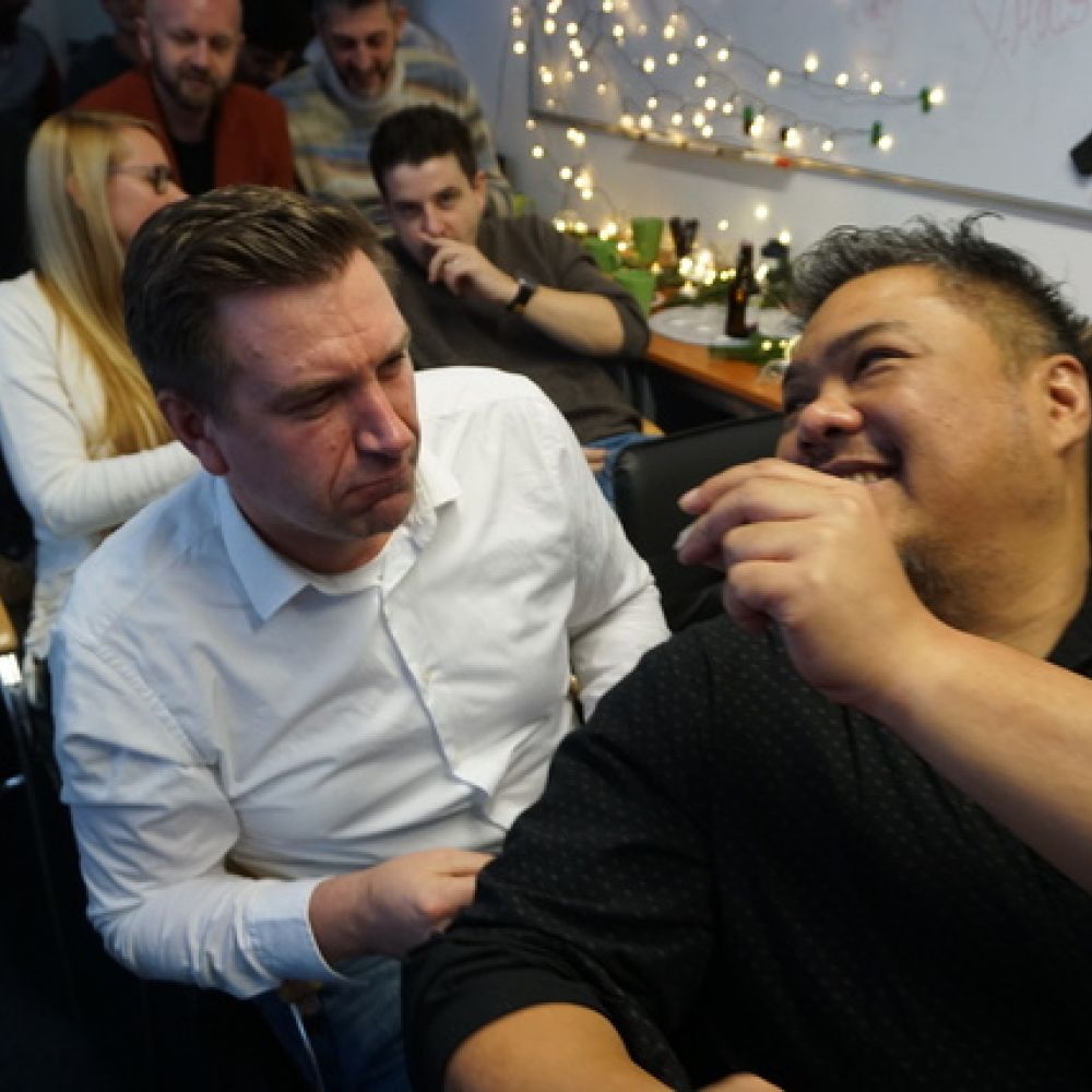 Das [ui!] Team beim &Ouml;ffnen von Gl&uuml;ckskeksen