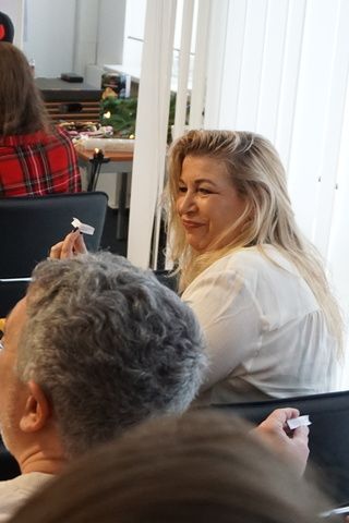 Das [ui!] Team beim Öffnen von Glückskeksen