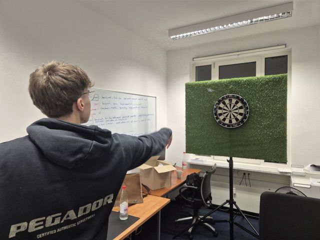 Mitarbeiter beim Dartspielen