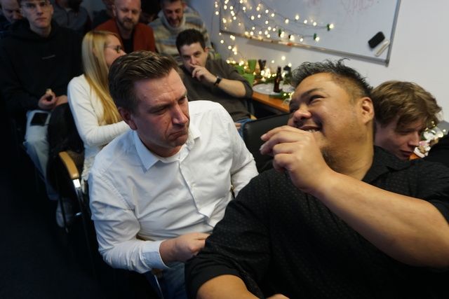 Das [ui!] Team beim Öffnen von Glückskeksen