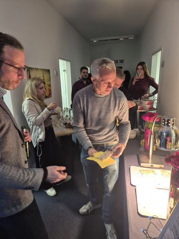 Das [ui!] Team genießt das Essen auf der Weihnachtsfeier 